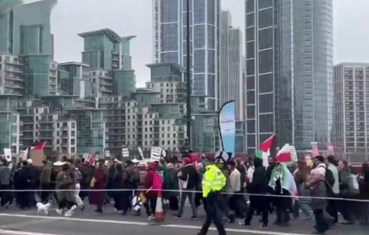 تجمع گسترده مخالفان جنگ با ایران در لندن