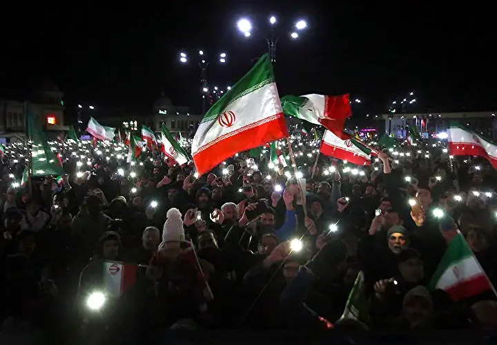 هفتمین شب سوگ و حماسه در ایران / با وجود تهدیدها مردم پرشکوه تر از شب‌های گذشته به میدان آمدند + فیلم
