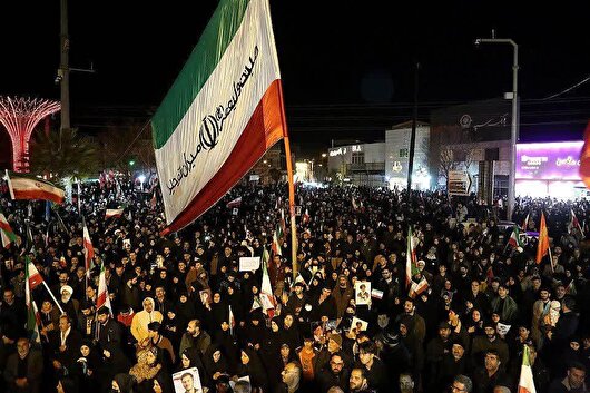 خروش شبانه مردم قم /خیابان دست مردم میدان دست نیروهای مسلح+عکس