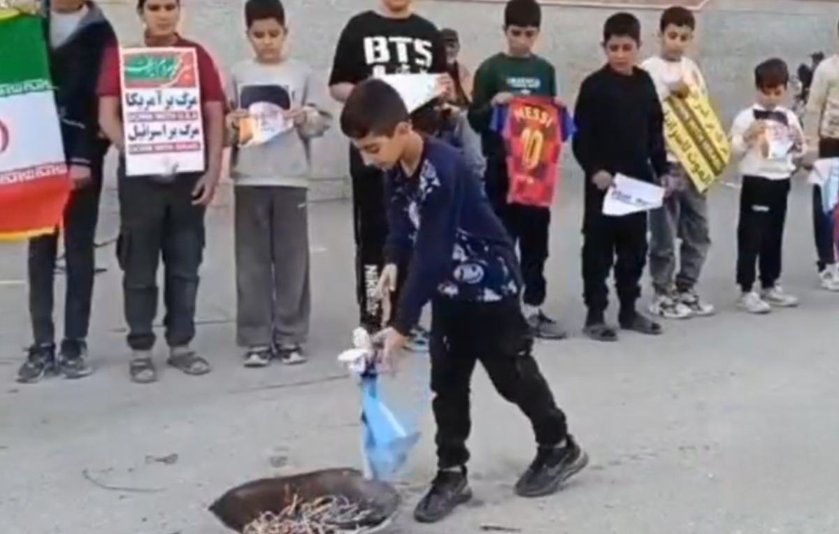 نوجوانان دهه نودی پیراهن مسی را آتش زدند