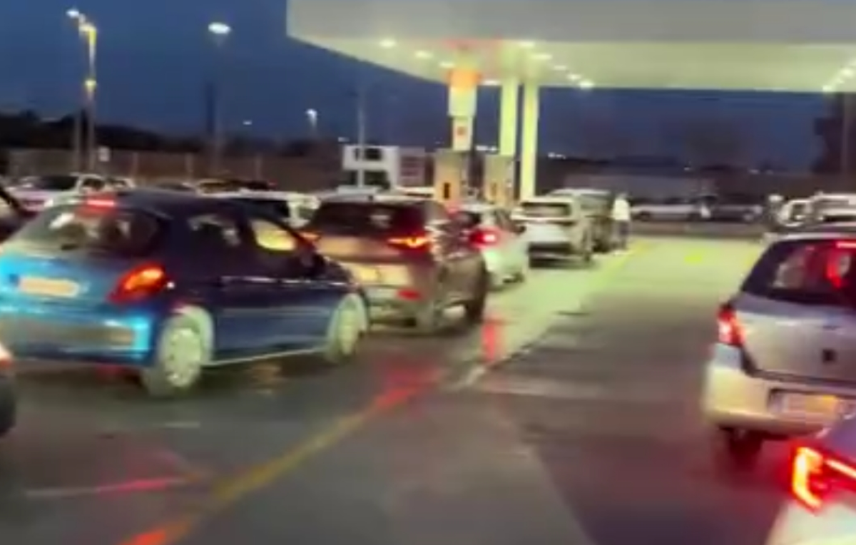 صف‌های طولانی در پمپ بنزین‌ها در اسپانیا