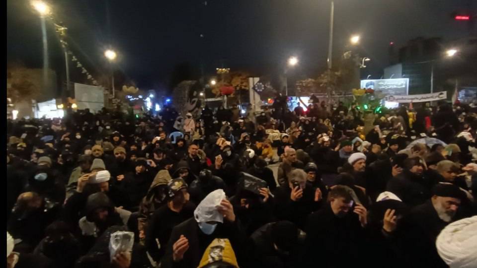 احیای شب نوزدهم ماه رمضان در زیر باران شهر بجنورد + فیلم