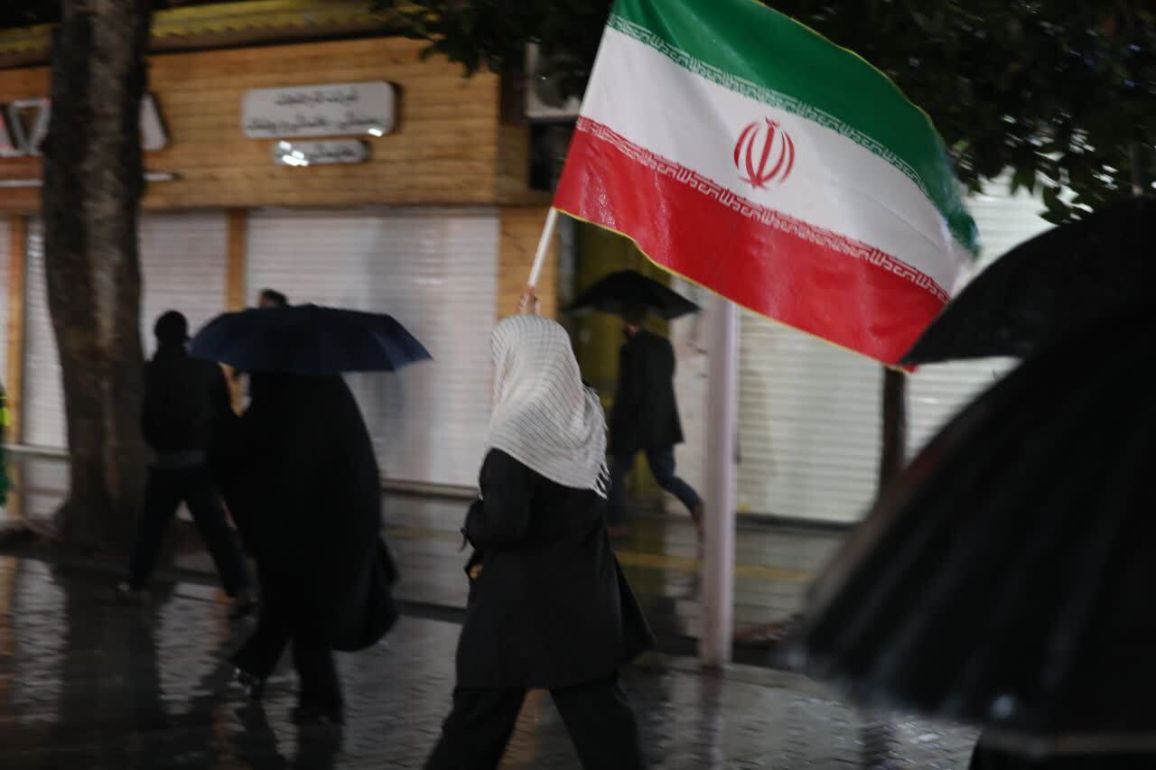 رشتیان زیر باران تا آخرین لحظه مناجات ایستادند/&laquo;بک&zwnj;یا الله&raquo; مردم رشت زیر آسمان بارانی شهر+فیلم