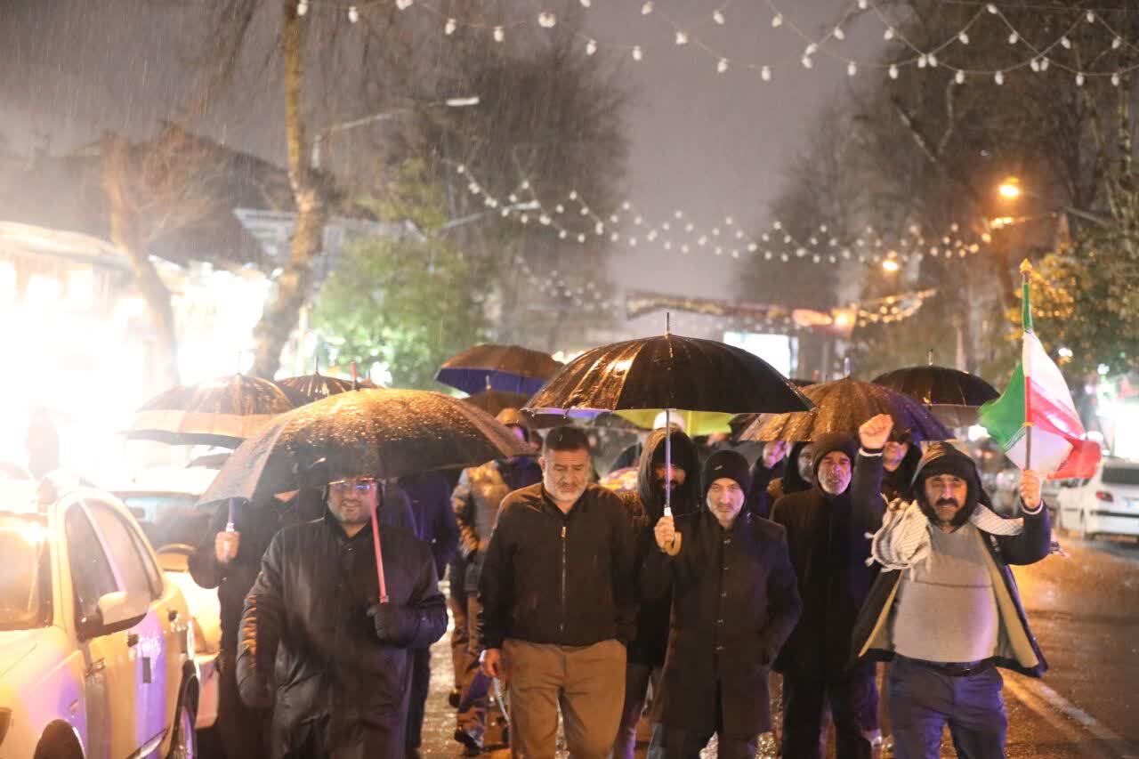 رشتیان زیر باران تا آخرین لحظه مناجات ایستادند/&laquo;بک&zwnj;یا الله&raquo; مردم رشت زیر آسمان بارانی شهر+فیلم