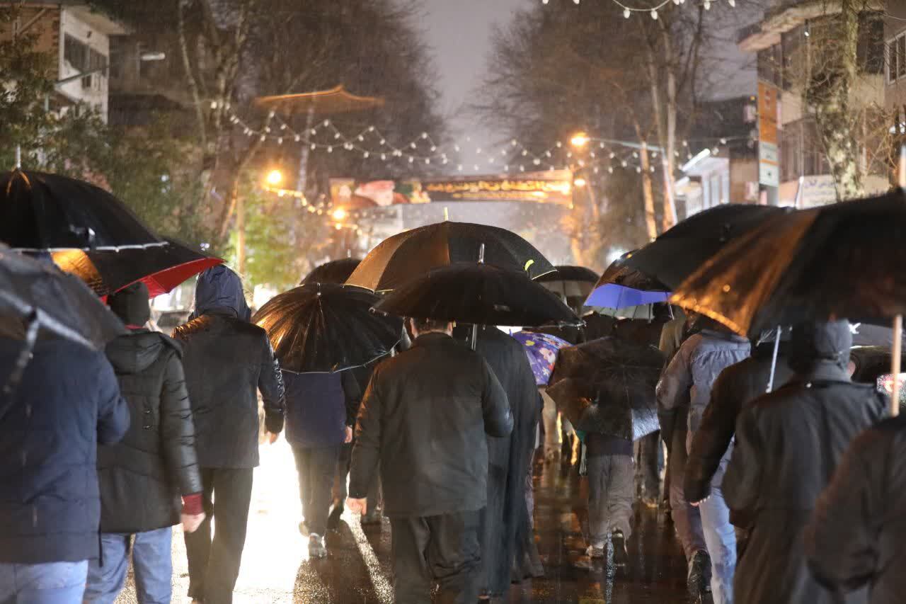رشتیان زیر باران تا آخرین لحظه مناجات ایستادند/&laquo;بک&zwnj;یا الله&raquo; مردم رشت زیر آسمان بارانی شهر+فیلم
