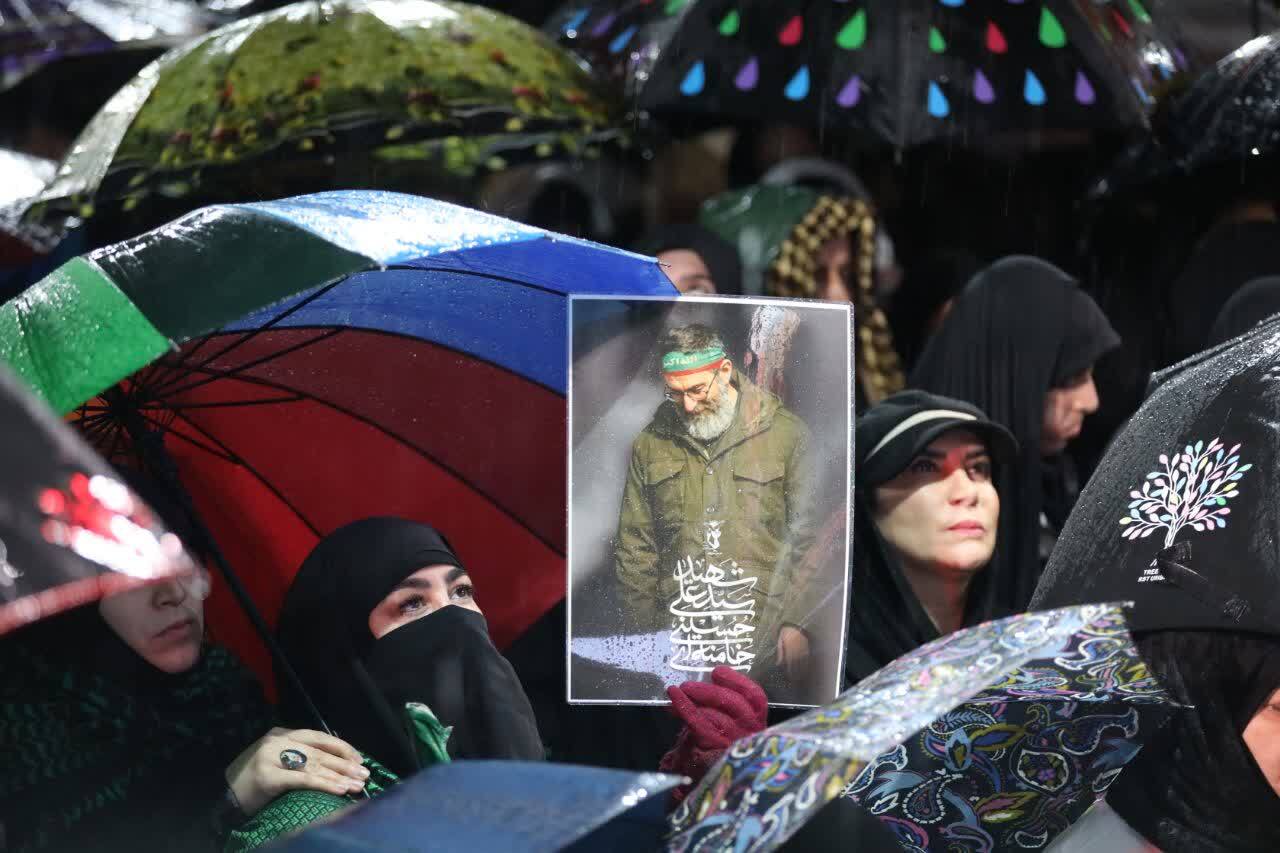 رشتیان زیر باران تا آخرین لحظه مناجات ایستادند/&laquo;بک&zwnj;یا الله&raquo; مردم رشت زیر آسمان بارانی شهر+فیلم