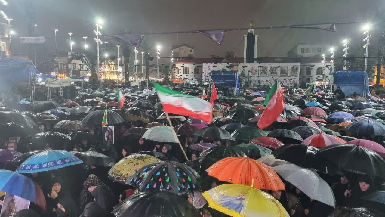 رشتیان زیر باران تا آخرین لحظه مناجات ایستادند/&laquo;بک&zwnj;یا الله&raquo; مردم رشت زیر آسمان بارانی شهر+فیلم