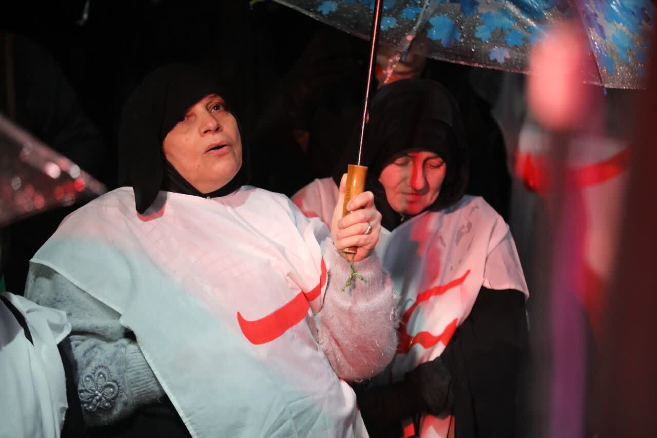 رشتیان زیر باران تا آخرین لحظه مناجات ایستادند/&laquo;بک&zwnj;یا الله&raquo; مردم رشت زیر آسمان بارانی شهر+فیلم