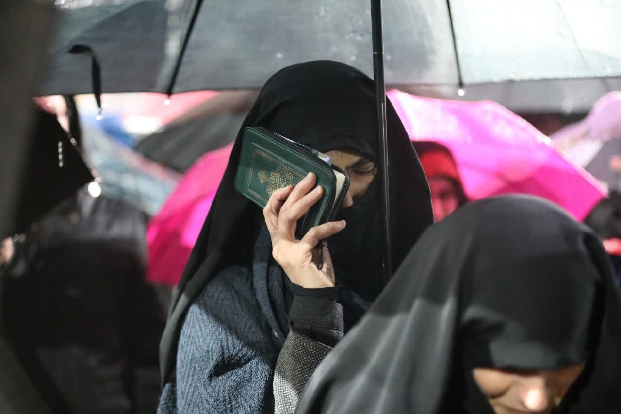 رشتیان زیر باران تا آخرین لحظه مناجات ایستادند/&laquo;بک&zwnj;یا الله&raquo; مردم رشت زیر آسمان بارانی شهر+فیلم