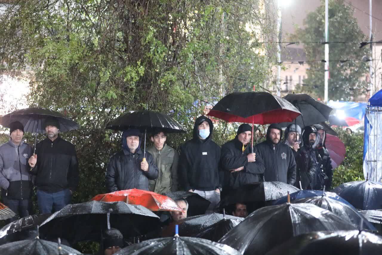 رشتیان زیر باران تا آخرین لحظه مناجات ایستادند/&laquo;بک&zwnj;یا الله&raquo; مردم رشت زیر آسمان بارانی شهر+فیلم