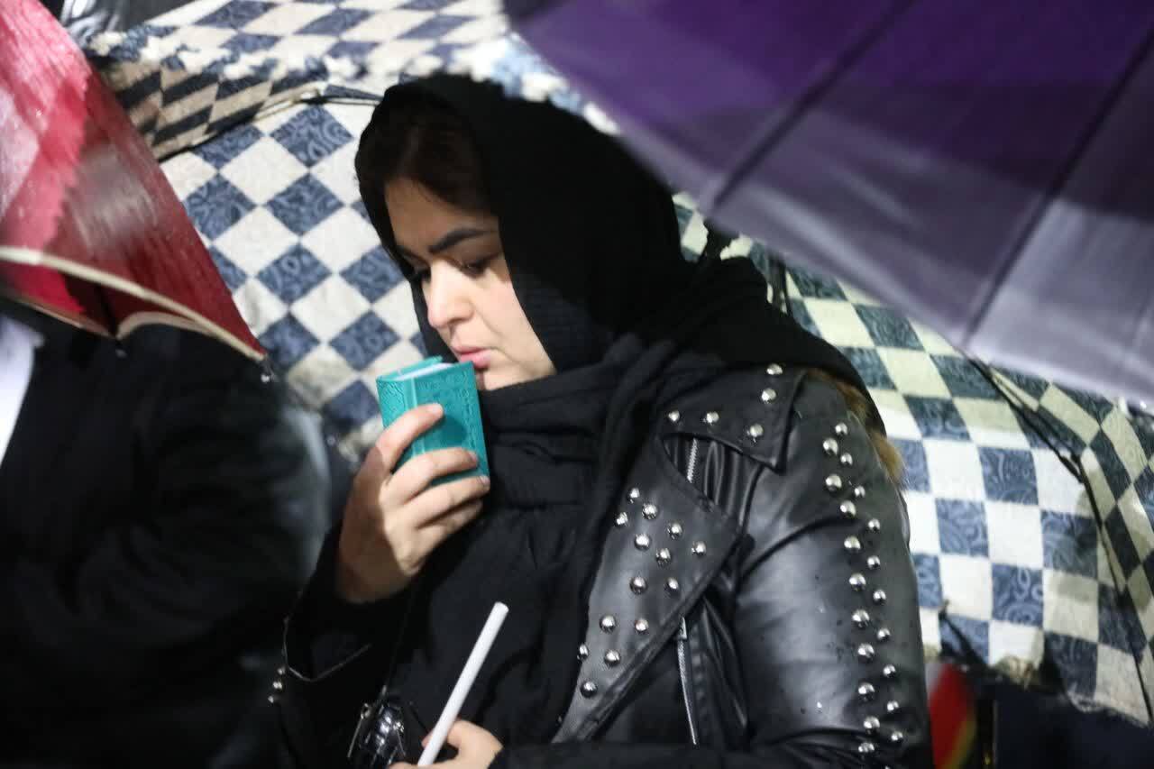 رشتیان زیر باران تا آخرین لحظه مناجات ایستادند/&laquo;بک&zwnj;یا الله&raquo; مردم رشت زیر آسمان بارانی شهر+فیلم