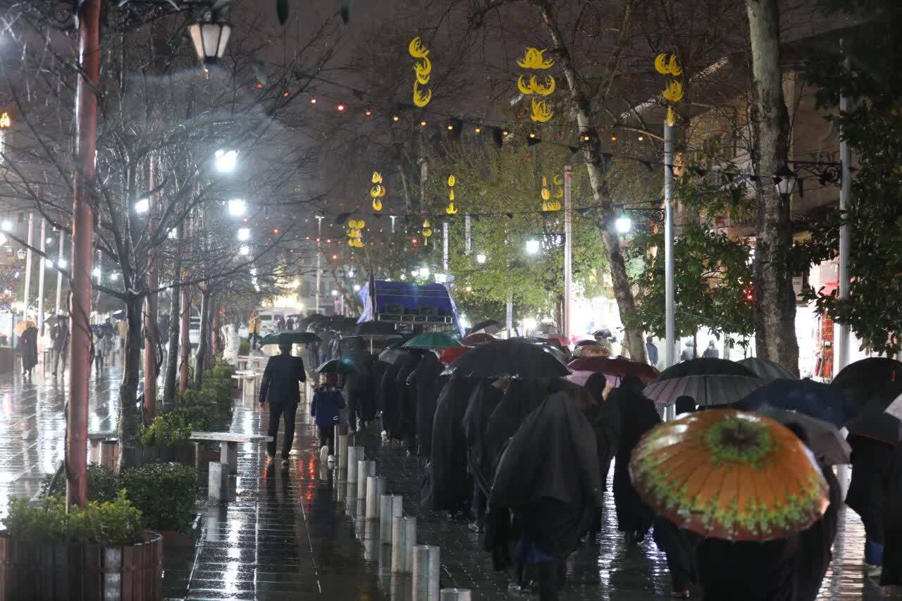 رشتیان زیر باران تا آخرین لحظه مناجات ایستادند/&laquo;بک&zwnj;یا الله&raquo; مردم رشت زیر آسمان بارانی شهر+فیلم