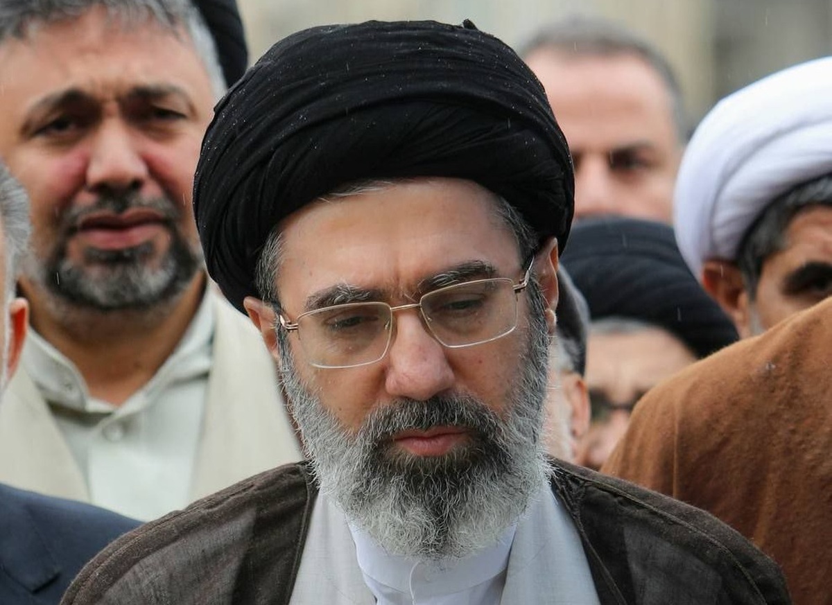 ویدیویی از حضور آیت‌الله سیدمجتبی خامنه‌ای در جبهه‌های جنگ + فیلم