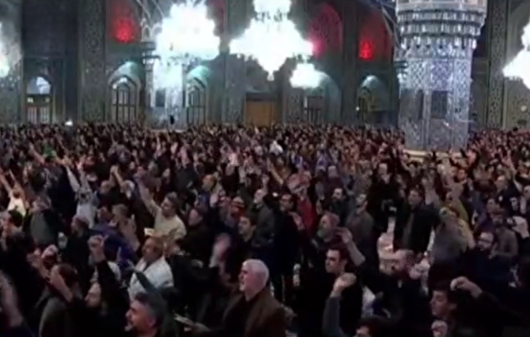 لحظهٔ اعلام کردن نام رهبر انقلاب اسلامی در حرم امام رضا (ع)