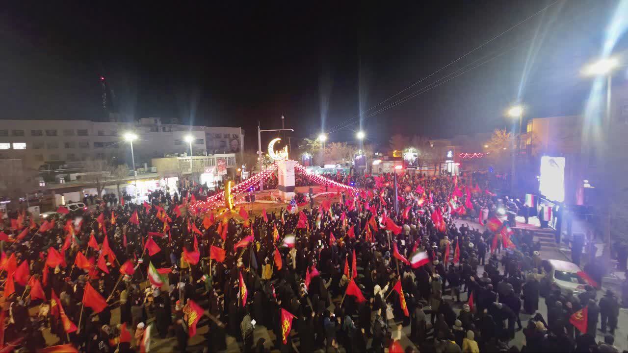 نسل سوم انقلاب در میدان؛ میدان&zwnj;داری چشمگیر نوجوانان شیرازی در بیعت با آیت&zwnj;الله سید مجتبی خامنه&zwnj;ای+ فیلم