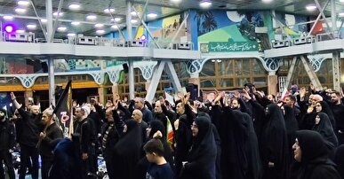 مردم رشت در گلزار شهدا با امام خامنه‌ای انقلاب خود بیعت کردند+فیلم