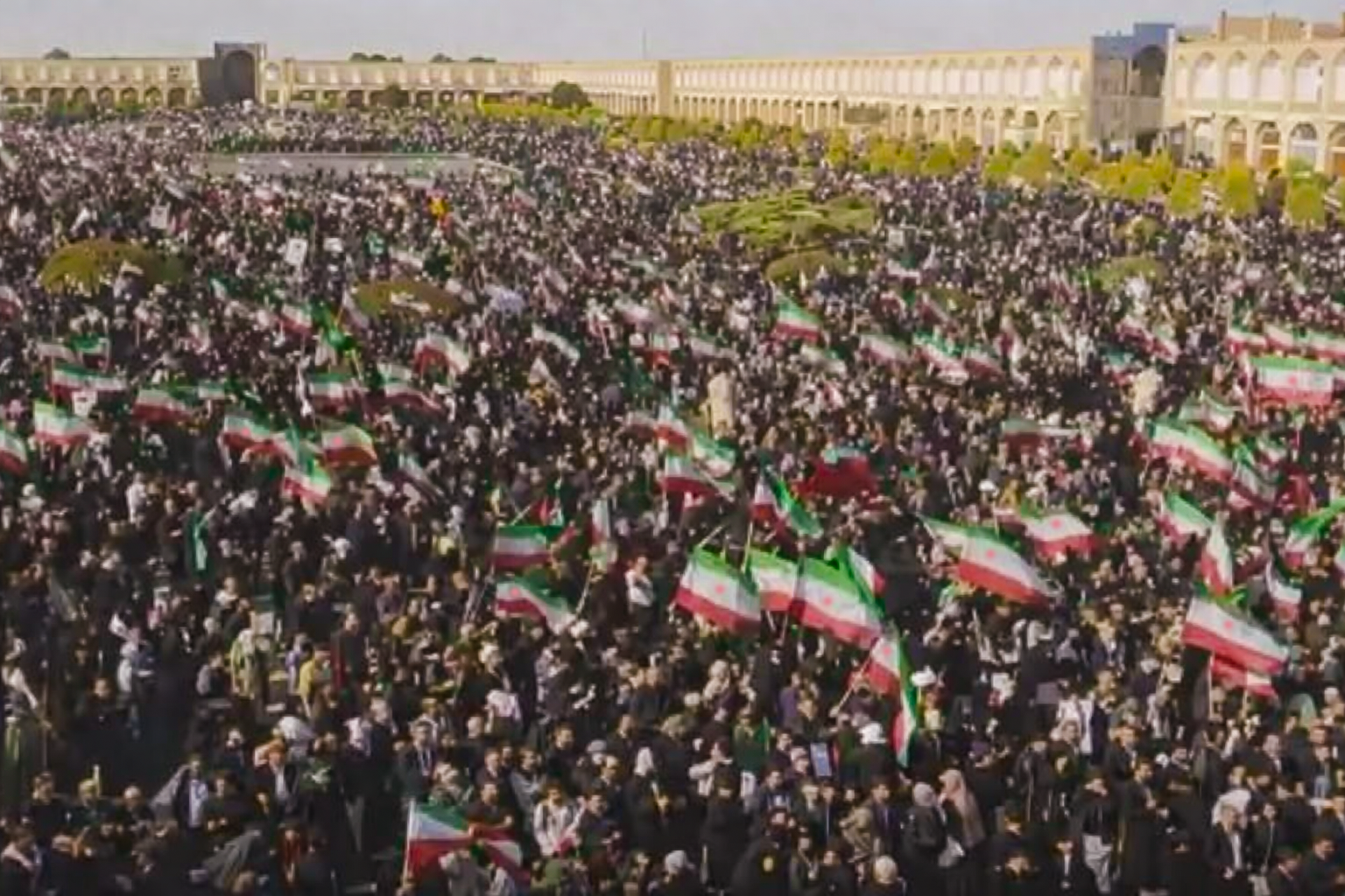 بیعت تاریخی ملت ایران با آیت الله سید مجتبی حسینی خامنه&zwnj;ای سومین رهبر انقلاب اسلامی در سراسر کشور + فیلم