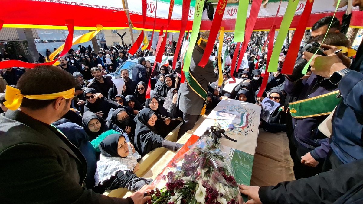 مردم مرکز چهارمحال و بختیاری پیکر شهید امیدحسین قادری را تشییع کردند + فیلم