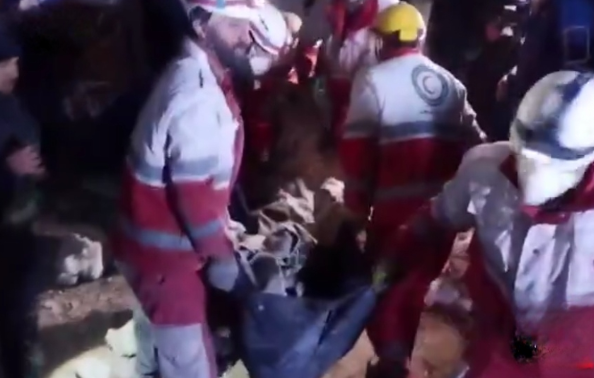 خارج کردن پیکر یکی از شهدا از زیر آوار توسط نیرو‌های امدادی / ساعاتی پس از حمله دشمن متجاوز به میدان رسالت