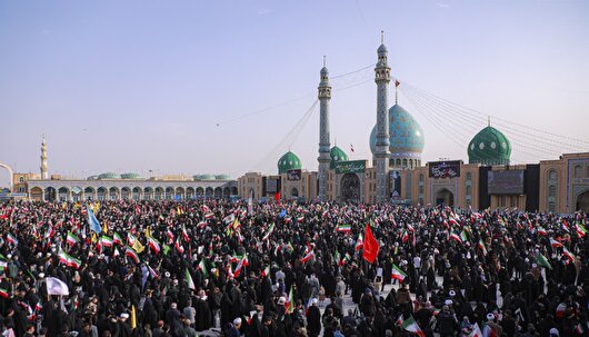 بیعت باشکوه مردم قم با رهبری جدید در مسجد جمکران+فیلم