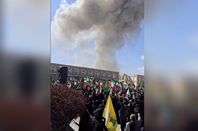 بیعت عاشورایی مردم اصفهان با سومین رهبر انقلاب زیر بمباران دشمن + فیلم