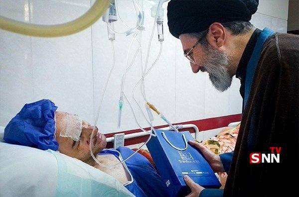 تصویری از حضرت آیت&zwnj;الله سیدمجتبی خامنه&zwnj;ای در جریان عیادت سال گذشته فرزندان رهبر شهید انقلاب اسلامی از جانبازان پیجری حزب&zwnj;الله لبنان