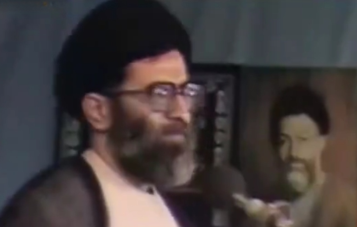 شما صدای آیت‌الله شهید سیدعلی خامنه‌ای رضوان‌الله‌علیه را می‌شنوید: آن روزی که جنگ علیه ما شروع بشود، ما نشان داده‌ایم که آن روز دیگر عقب‌نشینی‌کننده نخواهیم بود