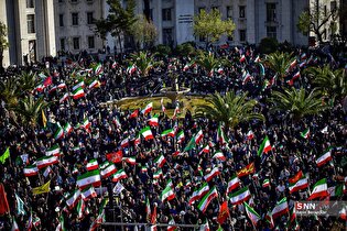 اجتماع مردم شیراز برای بیعت با آیت‌الله سید مجتبی خامنه‌ای