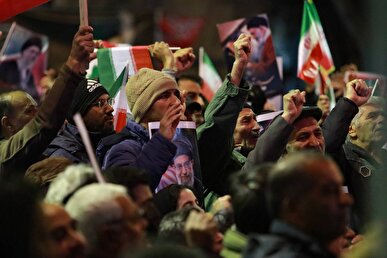 شکوه همبستگی؛ طنین‌انداز شدن سرود جمهوری اسلامی و احترام نظامی مردم شیراز در بیعت با رهبر سوم انقلاب +فیلم