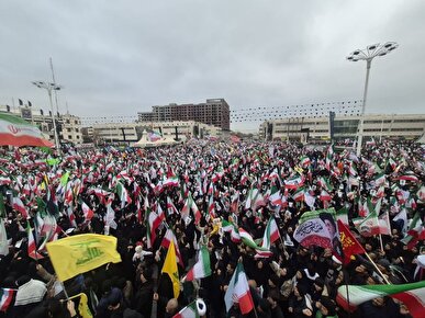 حضور پرشور و باشکوه مردم مشهد در بیعت با سومین رهبر انقلاب اسلامی