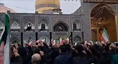 بیعت زائران و مجاوران حریم رضوی با سومین رهبر انقلاب اسلامی + فیلم