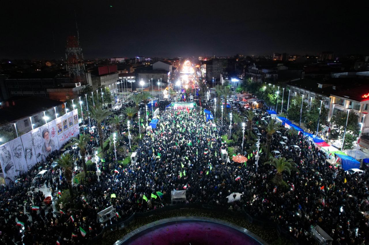 سرمای رشت در برابر اراده پولادین/ بیعت مجدد با رهبر انقلاب و پیام دلگرمی به نیروهای مسلح