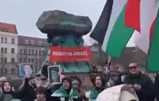 لحظه باشکوه خواندن دعای فرج و بالا بردن عکس رهبر شهید توسط ایرانیان شرافتمند مالمو، سوئد