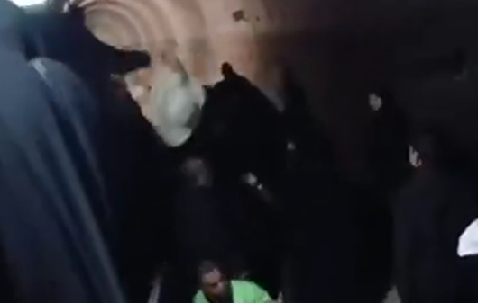 کارمند شریف متروی اصفهان خود را پله کرد تا بانوان راحت به بالای سکو بروند