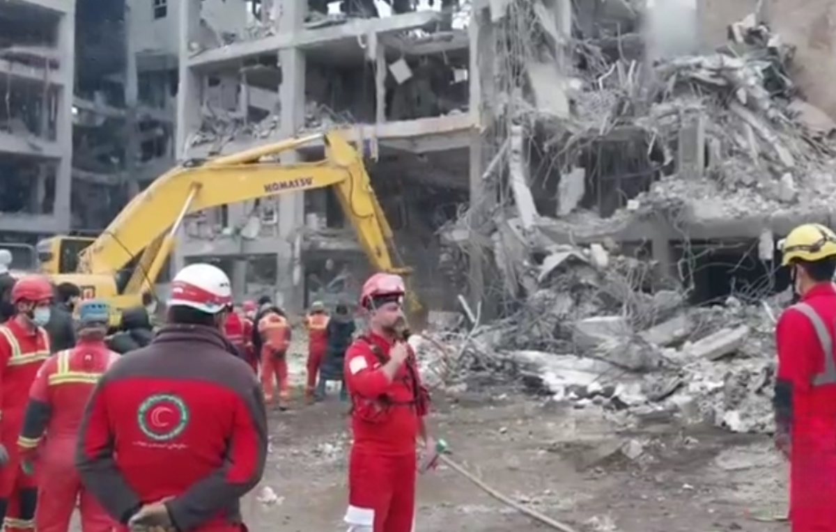 تداوم عملیات آواربرداری و جست‌و‌جو در میدان رسالت