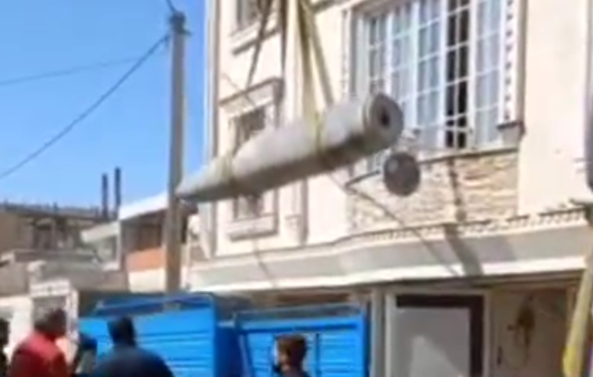 لحظات دلهره آور از خارج کردن بمب یک تنی عمل نکرده از منزل شخصی یک شهروند کوهدشتی!