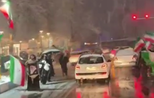 اجتماع مردم در میدان تجریش زیر بارش سنگین برف