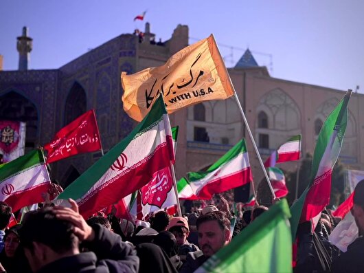 کارمند متروی اصفهان برای کمک به مردم خود را پله کرد +فیلم