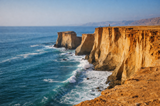 سمفونی باشکوه امواج در ساحل صخره‌ای کٌمب چابهار + فیلم