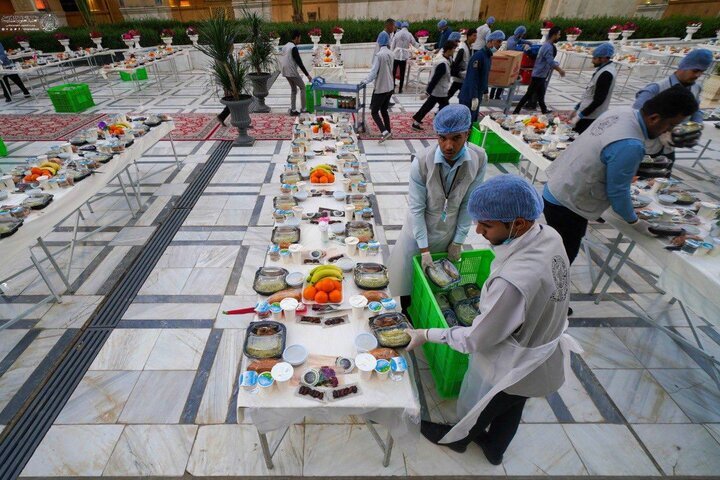 ضیافت هزاران نفره افطار در حرم امیرالمومنین (ع) + تصاویر