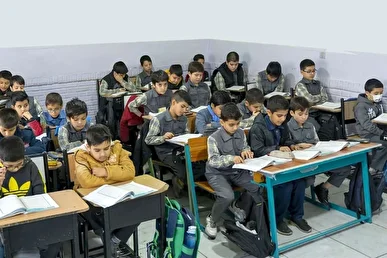 ذهن معصوم دانش آموزان بازیچه برخی معلم‌نماها شده است + فیلم