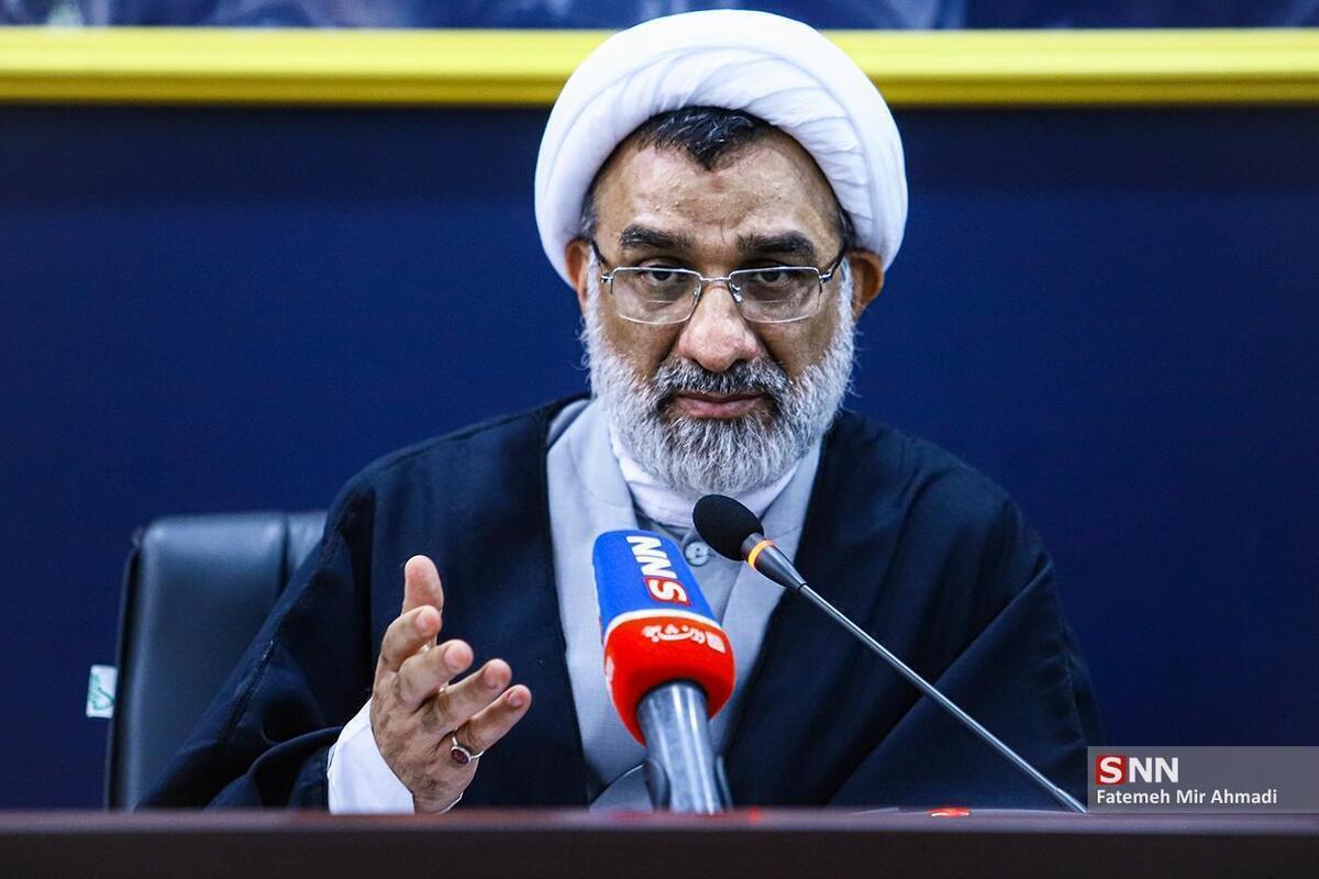 بازدید دبیر شورای عالی انقلاب فرهنگی از غرفه &laquo;مسجد، پایگاه قرآن&raquo;/کارکردهای متنوع مسجد را به نسل جوان معرفی کنیم