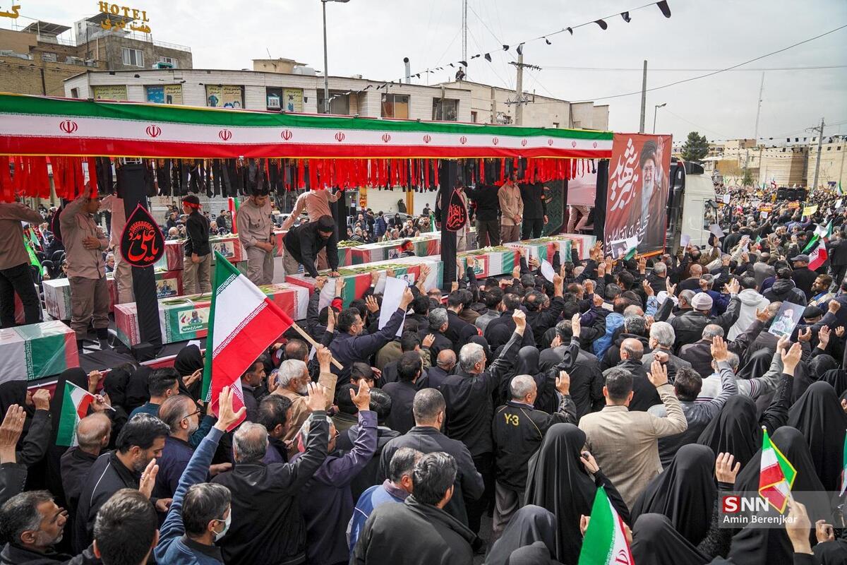 پیکر شهدای جنگ رمضان بر دوش مردم روزه دار تهران تا معراج تشییع می‌شود + فیلم