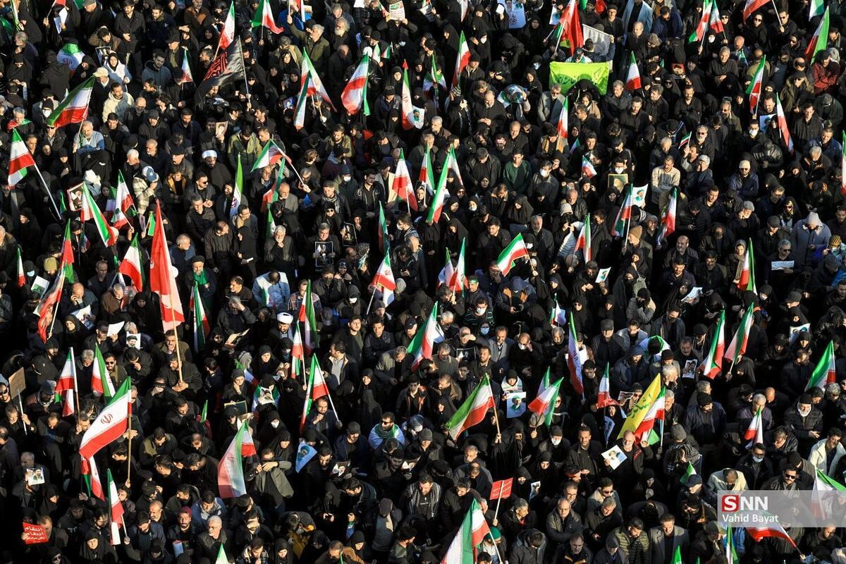 جمعیت مردم روزه دار در تشییع فرماندهان بسیار گسترده و فشرده حرکت می‌کند/ حضور مردم تجدید بیعتی با شهدای جنگ رمضان است + فیلم