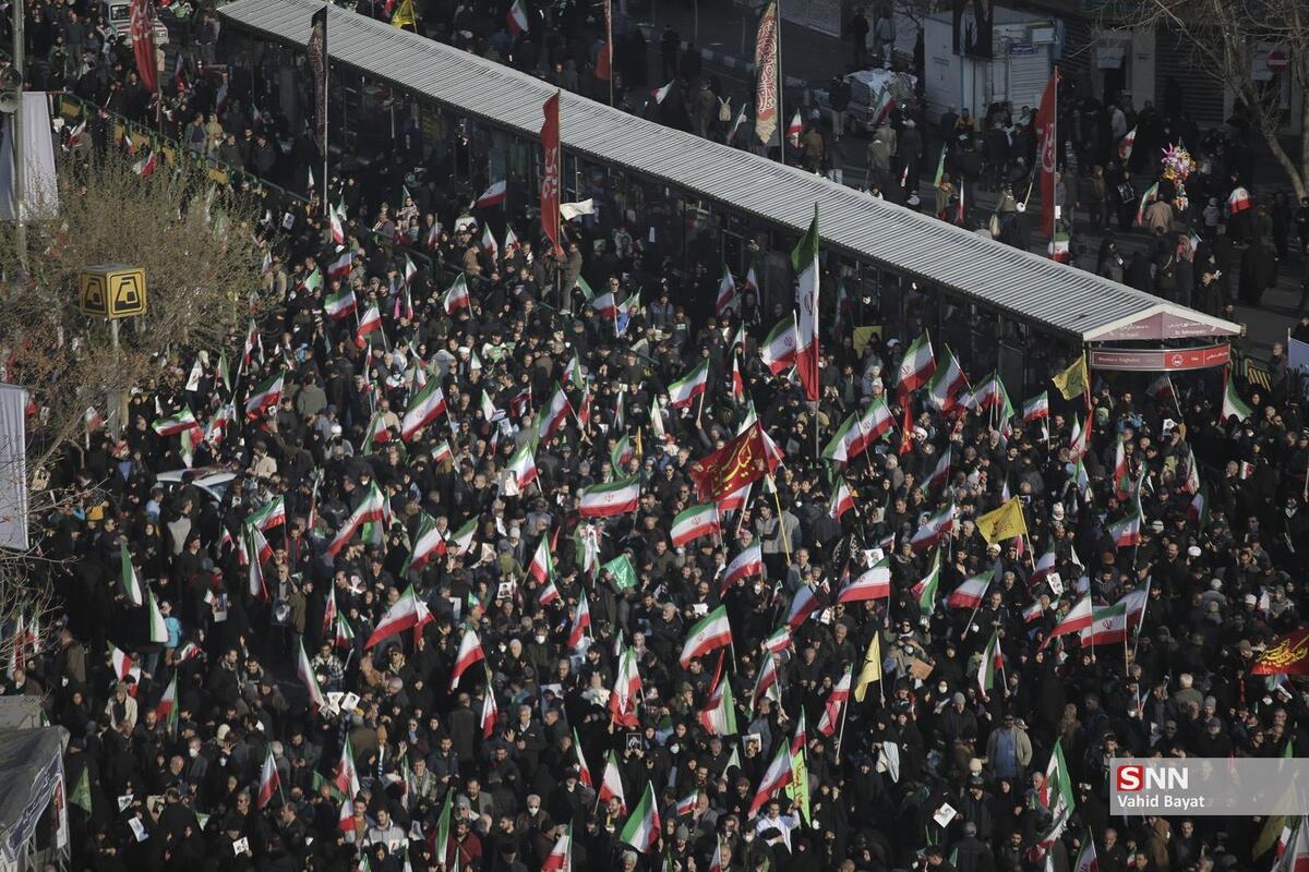 جمعیت مراسم تشییع شهدا همچنان در حال افزایش است/ مردم آمدند تا با فرماندهان و شهدا وداع کنند + فیلم