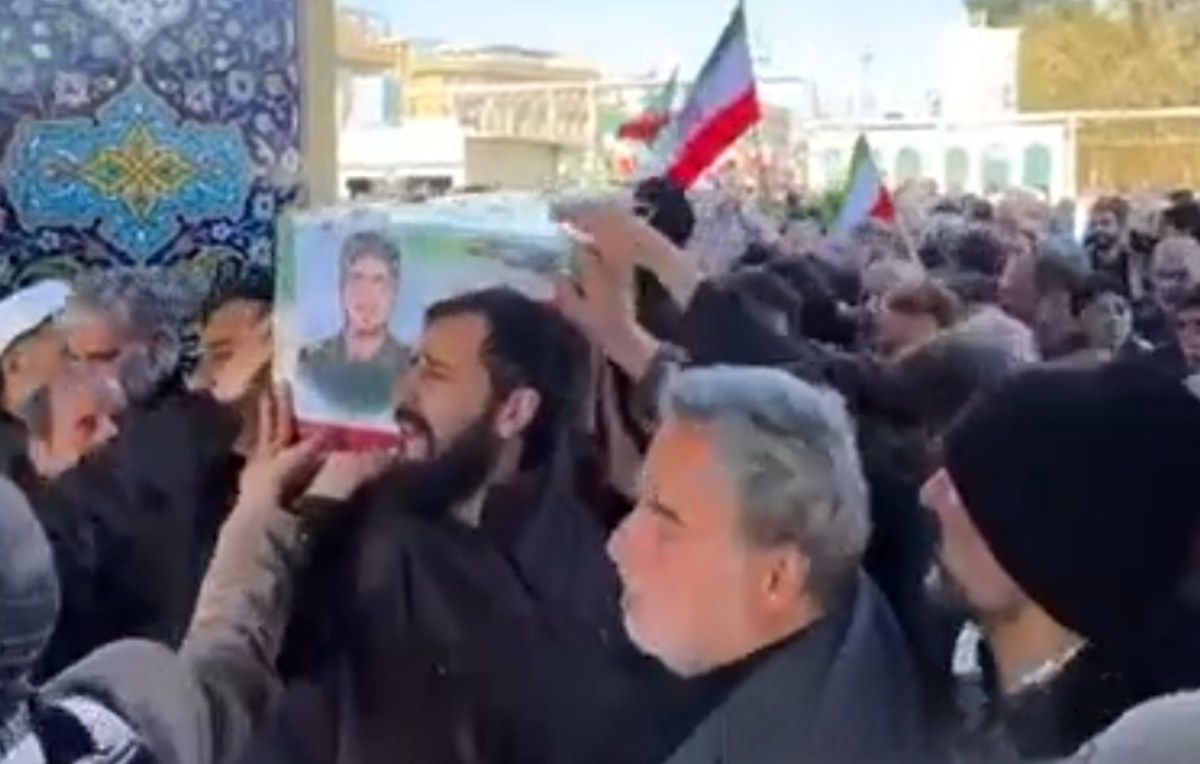 طواف پیکر شهدای جنگ تحمیلی رمضان در حرم حضرت معصومه (س)