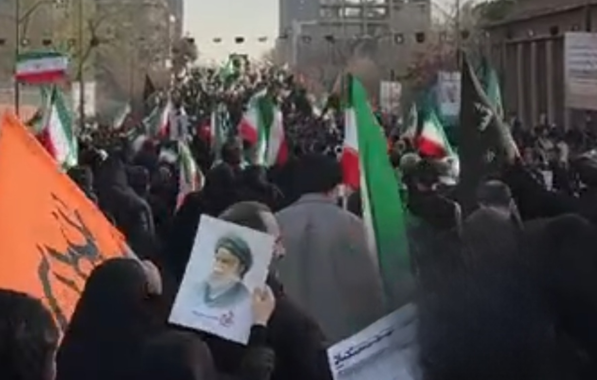 جمیعتی که انتها ندارد؛ کاروان شهدا به خیابان حافظ رسید