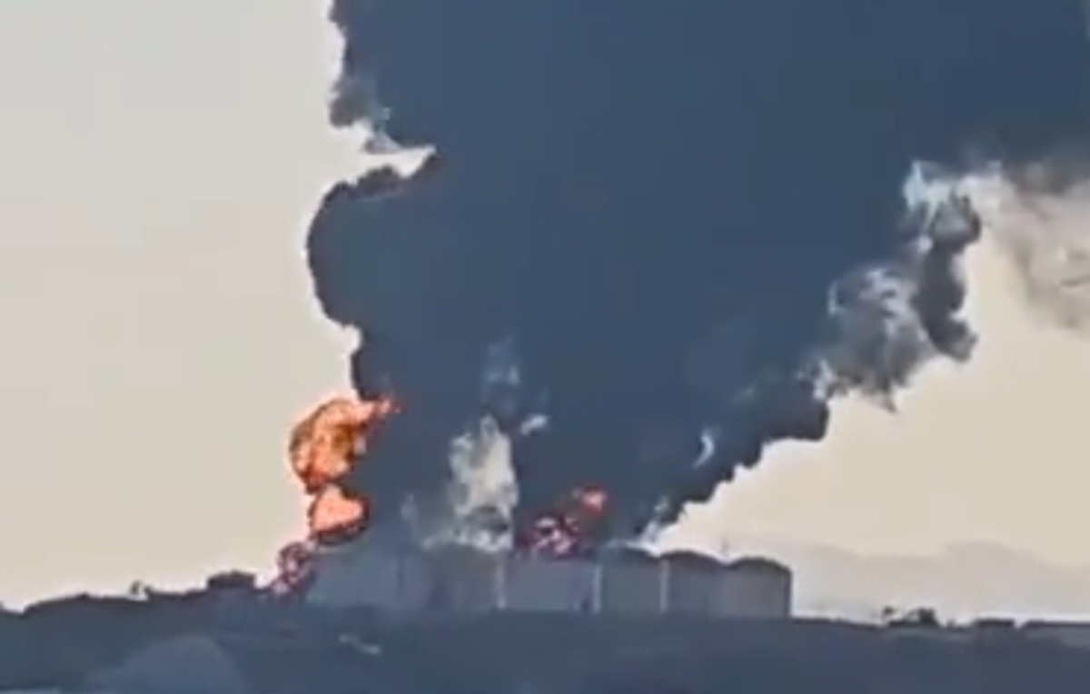 انبار&zwnj;های نفت خام در بندر صلالۀ عمان در آتش میسوزند