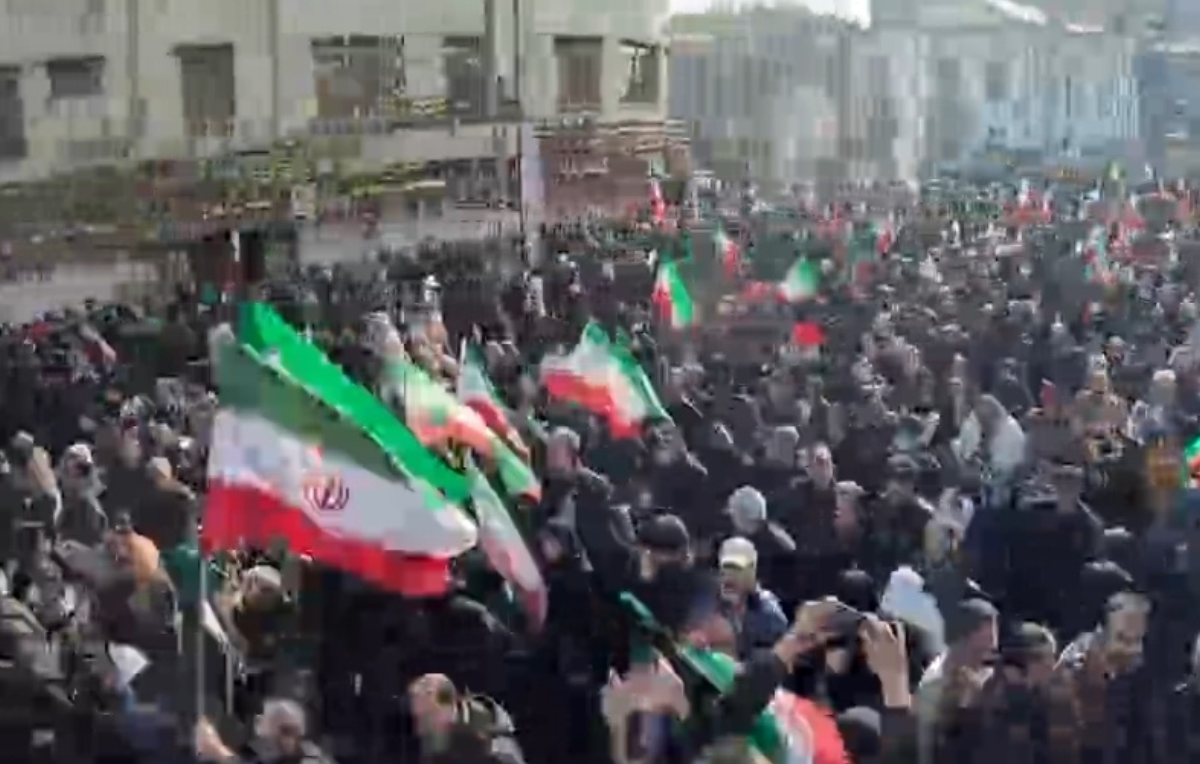 خروش مردم تهران برای بدرقه پیکر فرماندهان شهید