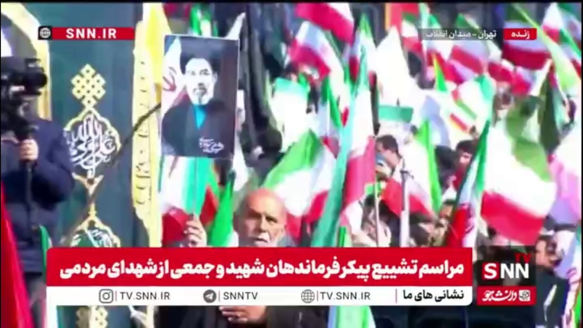 برافراشته شدن پرچم&zwnj;های ایران در میدان انقلاب